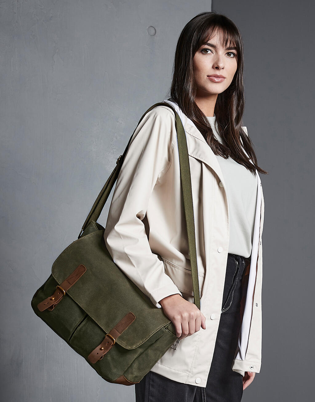 Heritage Waxed Canvas Messenger - Vue 3