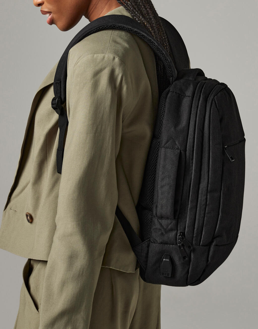 Q-Tech Charge Convertible Backpack - Vue 2