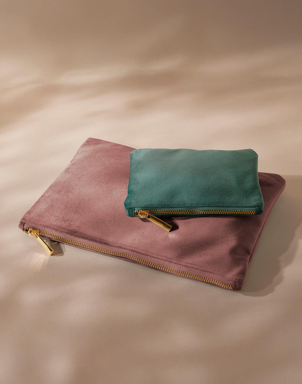 Velvet Accessory Pouch - Vue 3
