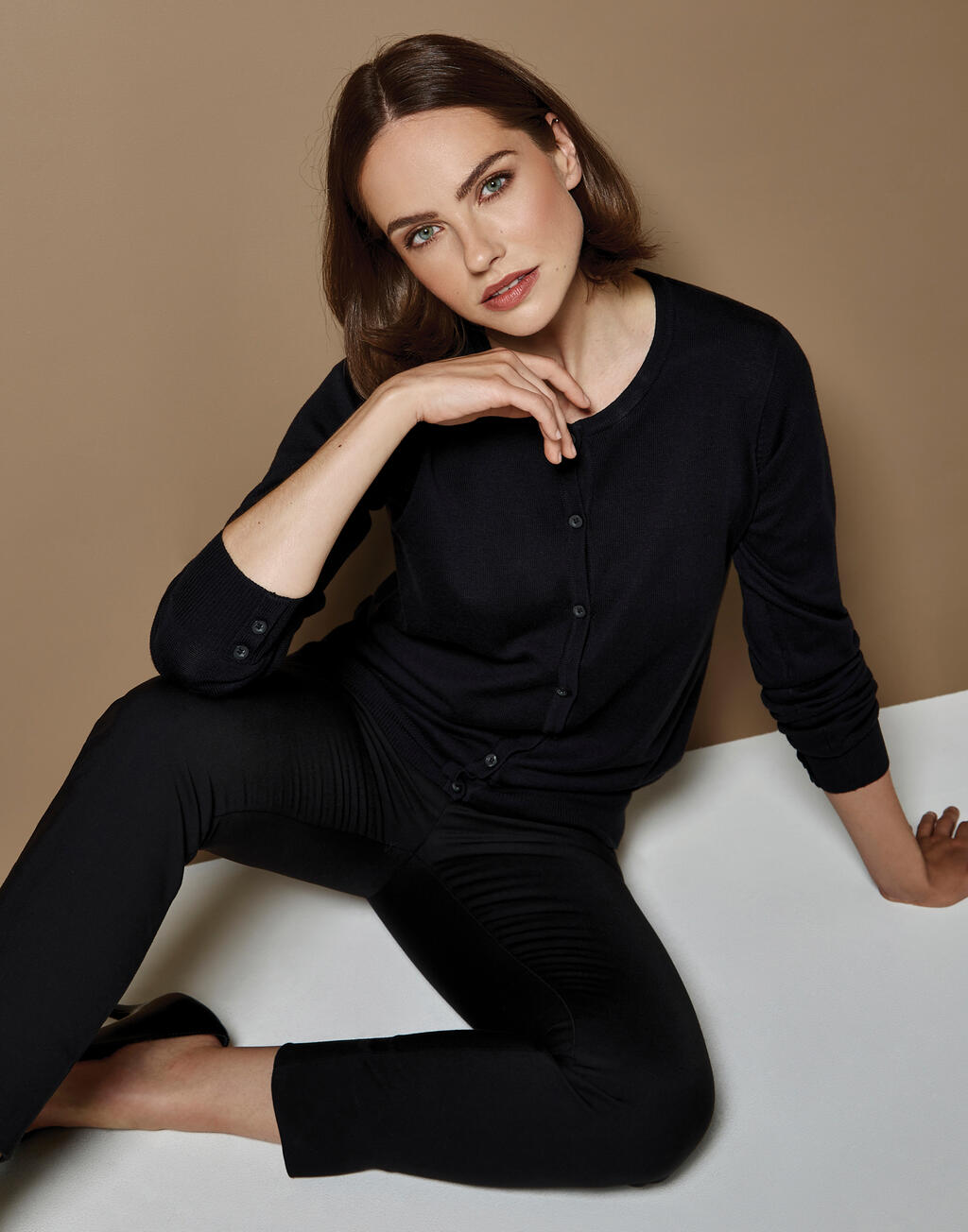 Women's Classic Fit Arundel Crew Neck Cardigan - Vue 2