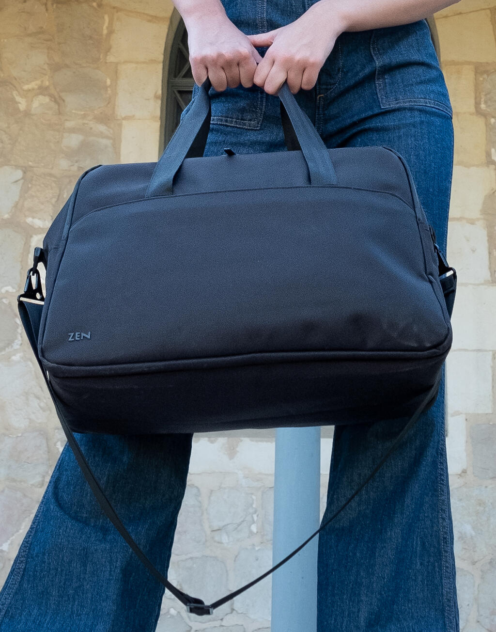 Onyx Weekender Travel Bag - Vue 2
